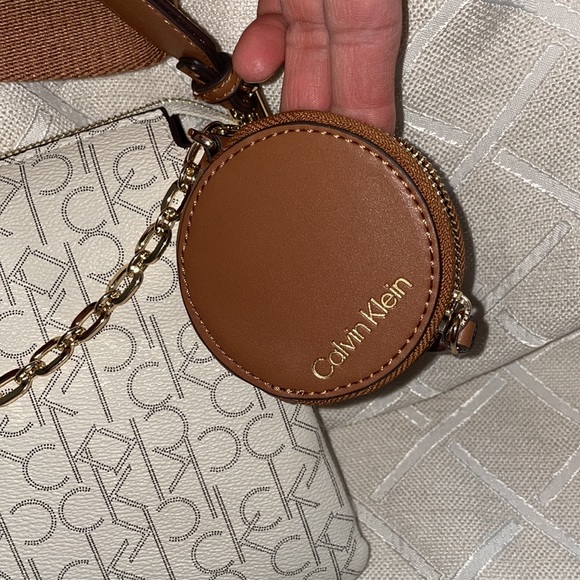 SOLD ๐ฅ๐ฅ2 IN 1 CROSSBODY CALVIN KLEIN BAG - Picture 4 of 17